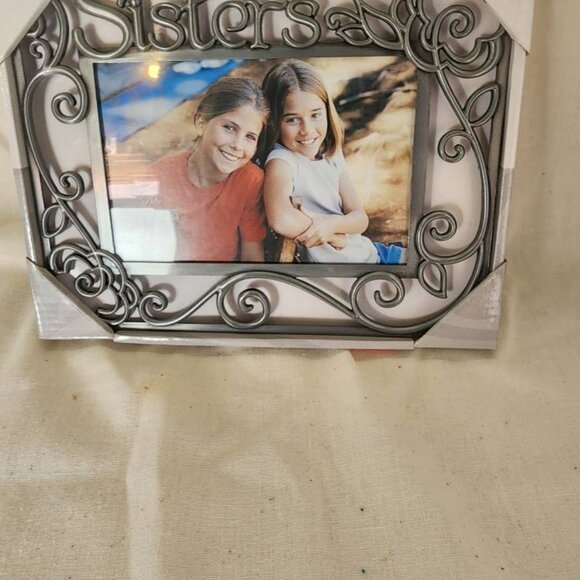 New in Box 7"X 9"Rectangular Metal Sisters Picture Frame For 4"x 6" Picture - Picture 3 of 6